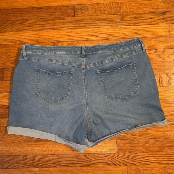 EVRI jean shorts size 24W plus size stretchy pockets light wash cuffed 3X denim - Picture 4 of 5